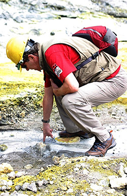 Whakaari acidic stream