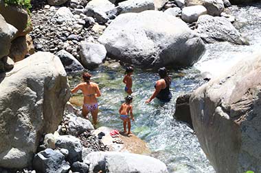 Road to Kahului Iao Valley stream