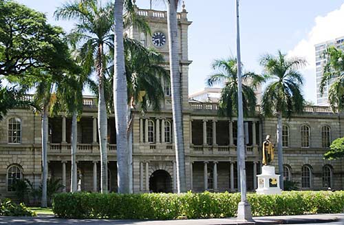 Oahu Aliiolani Hale & King Kamehameha statue