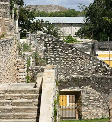 Mexico Izamal Basilica San Antonio de Padua-and Kinich Kak Mo