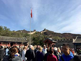 Crowds at the entrance to the Great Wal