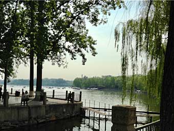 ummer Palace on the lake in Beihai Park