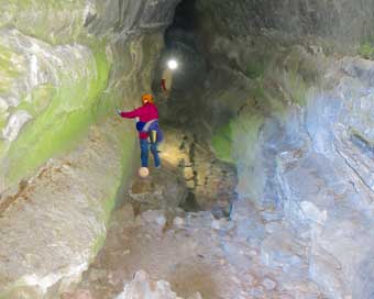 lava-beds-national-monument-park-one-way-to-explore-caves